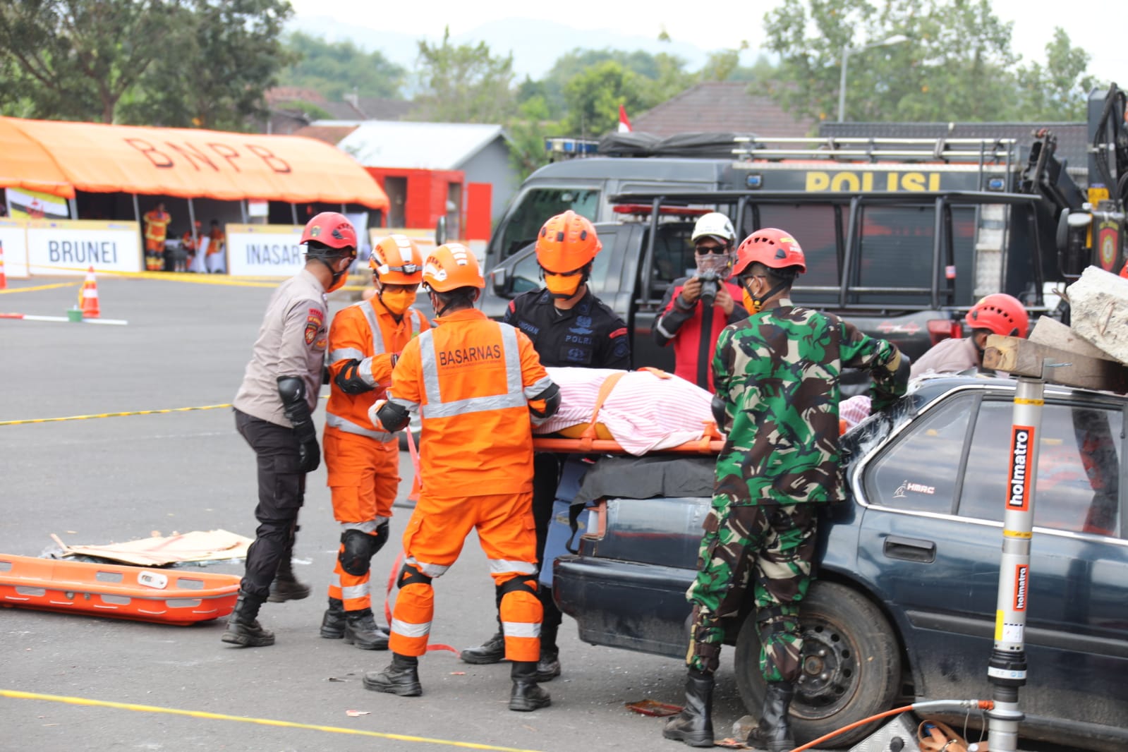 Tim SAR melakukan evakuasi korban tertimpa reruntuhan yang ada di dalam mobil saat Simulasi Penanganan Gempabumi pada ASEAN Regional Disaster Response Simulation Exercise (ARDEX) 2023 di Stadion Sultan Agung, Kabupaten Bantul, Daerah Istimewa Yogyakarta, pada Kamis (3/8)